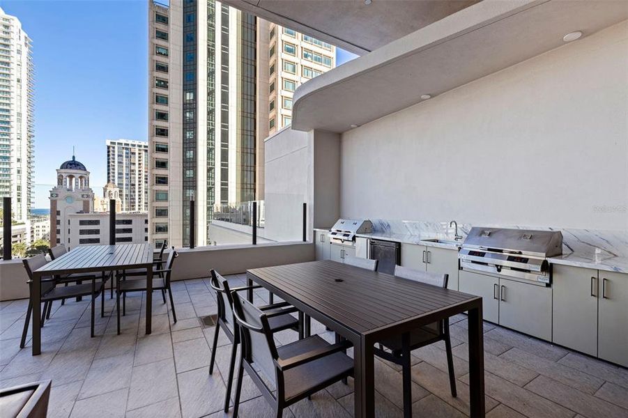 Condo located in St. Petersburg, FL showcasing its design and architecture (Image 48).