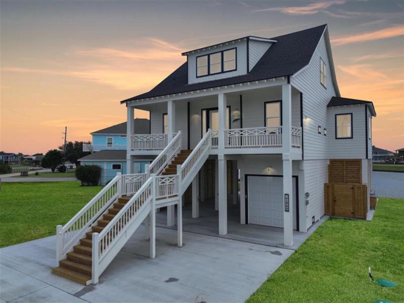 Exterior details and patio area of a home in , Crystal Beach (Image 3).