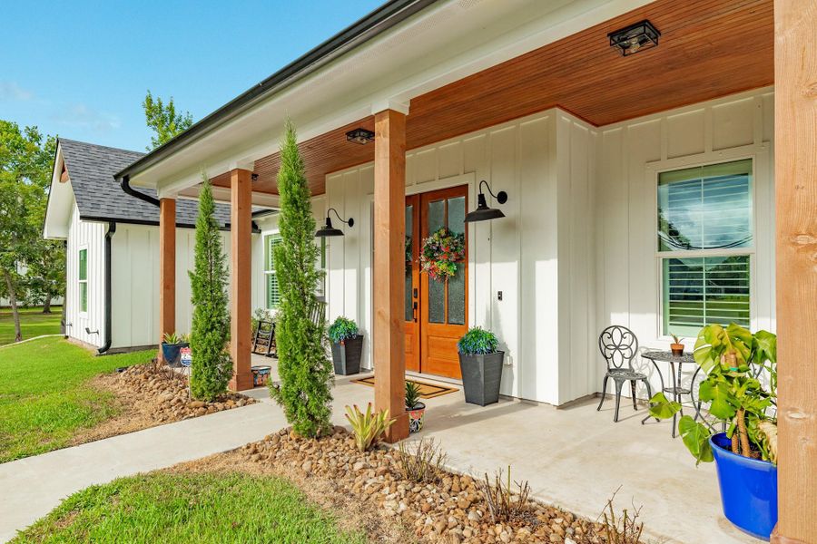 Exterior details and patio area of a home in , Angleton (Image 28).
