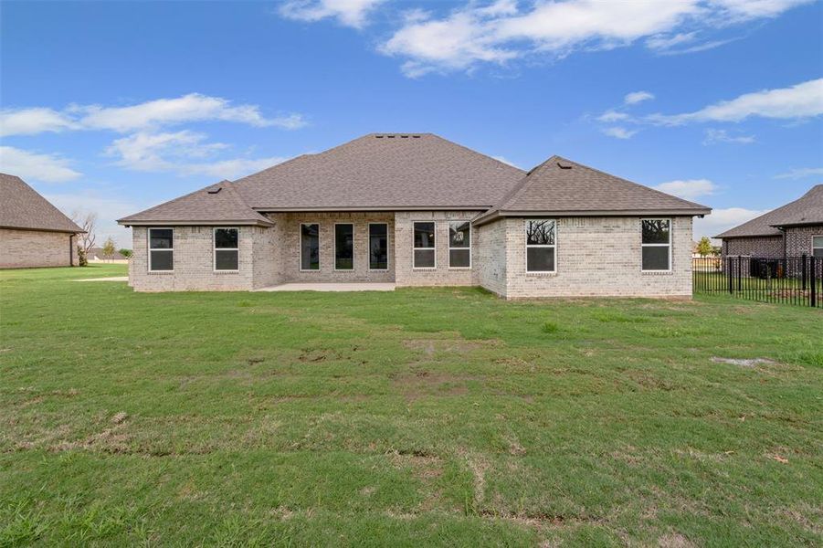 Exterior details and patio area of a home in Pecan Plantation, Granbury (Image 3).