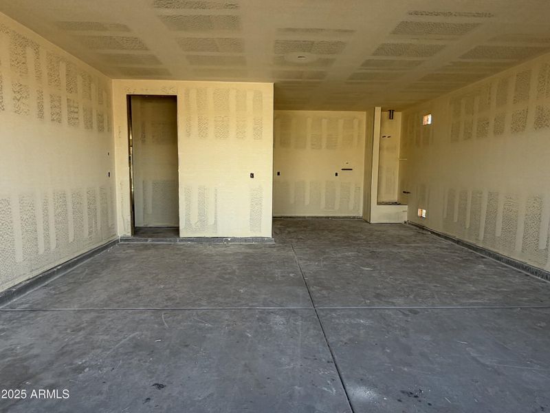 0014_ 2.5 Car Garage