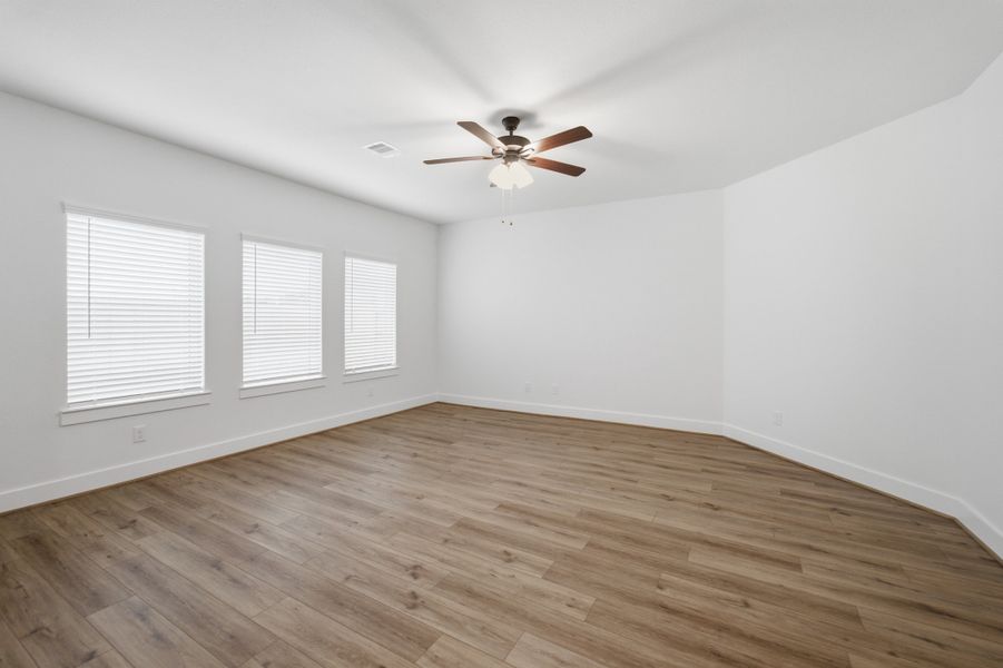 Spacious, unfurnished interior of a new home in Sierra Vista, Rosharon (Image 19).