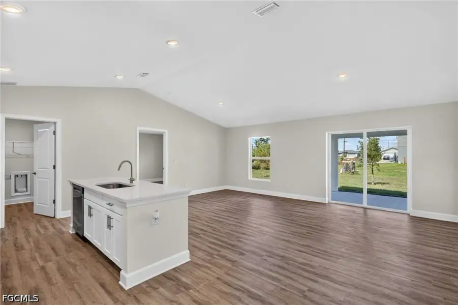 Spacious, unfurnished interior of a new home in Cape Coral, Cape Coral (Image 19).