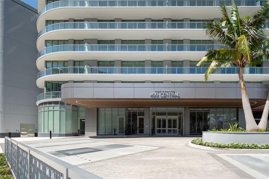 Condo located in St. Petersburg, FL showcasing its design and architecture (Image 33).