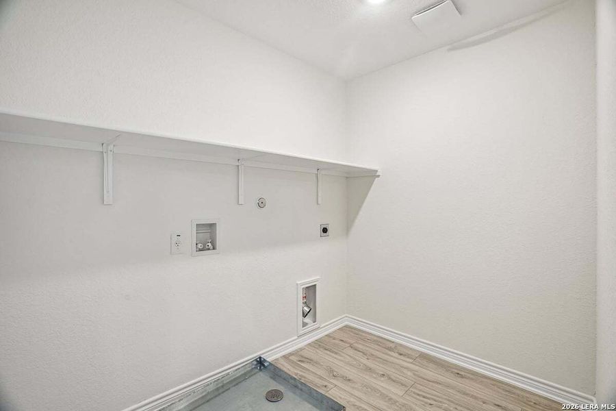 Spacious, unfurnished interior of a new home in Legend Heights - Heritage Collection, New Braunfels (Image 28).