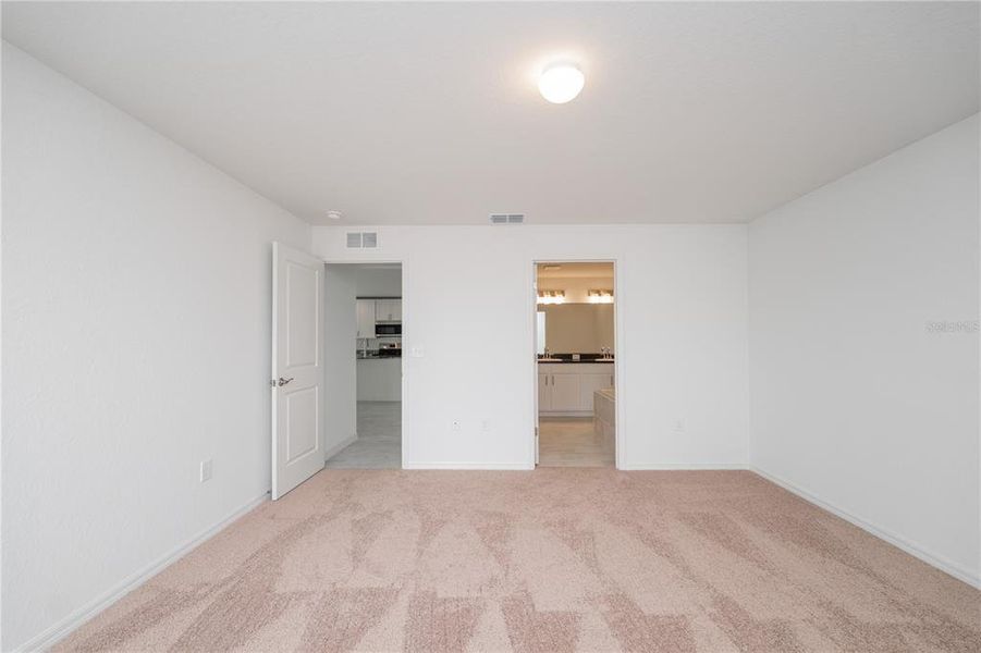 Spacious, unfurnished interior of a new home in , Winter Haven (Image 29).