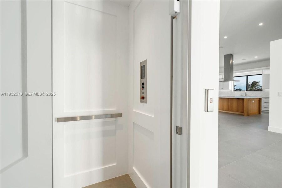 Spacious, unfurnished interior of a new home in , Marathon (Image 57).