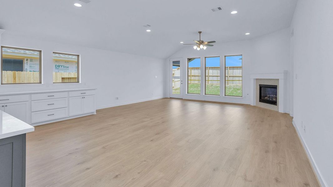 Spacious, unfurnished interior of a new home in Grand Central Park, Conroe (Image 12).
