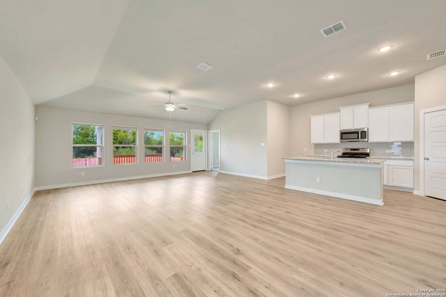 Spacious, unfurnished interior of a new home in Winding Brook, San Antonio (Image 31).