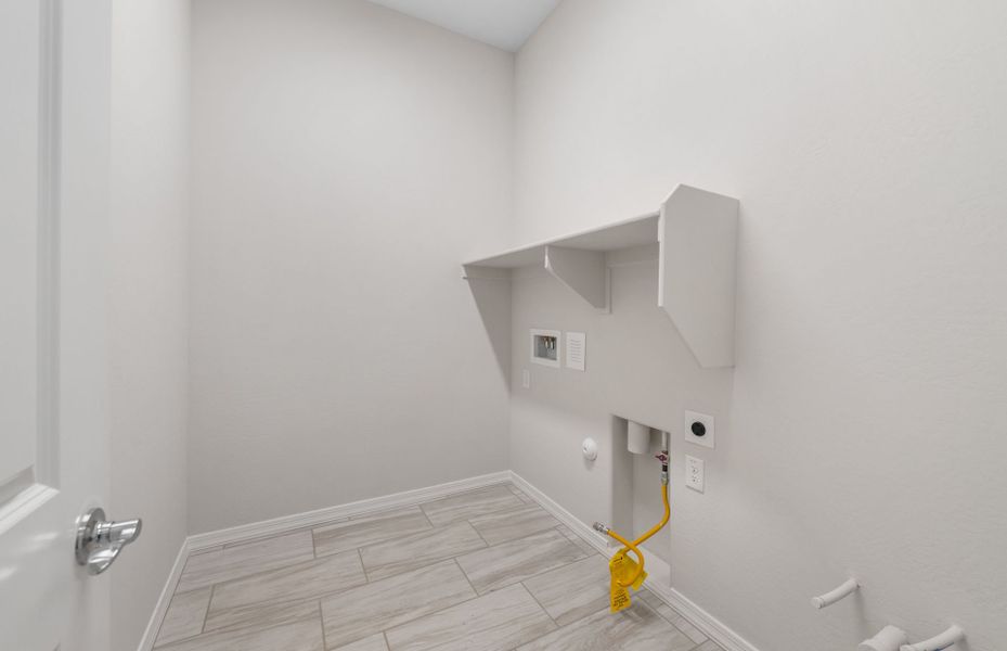 Spacious, unfurnished interior of a new home in Artisan at Asante, Surprise (Image 28).