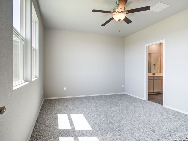 Spacious, unfurnished interior of a new home in Comanche Ridge, San Antonio (Image 21).