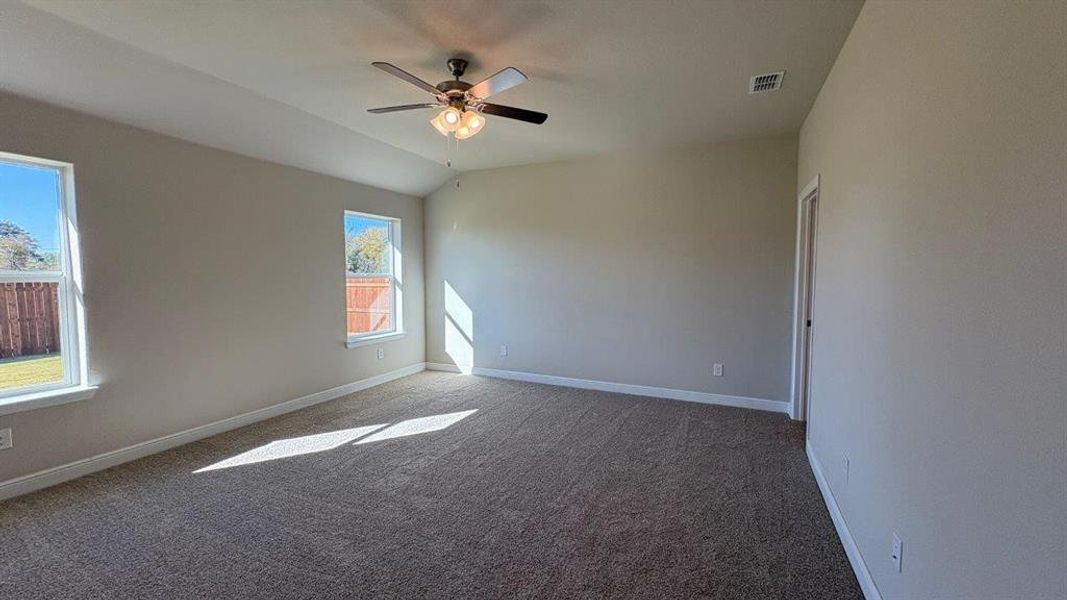 Spacious, unfurnished interior of a new home in Sandstone Estates, Granbury (Image 19).