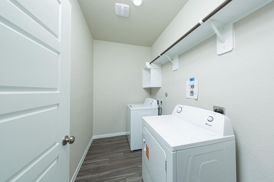 Furnished interior view inside a new home in Mackenzie Creek, Conroe (Image 9).