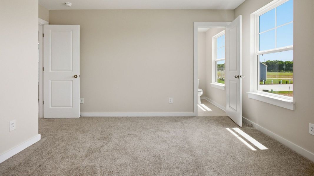 Room with window and access to secondary bathroom Room with window and access to secondary bathroom