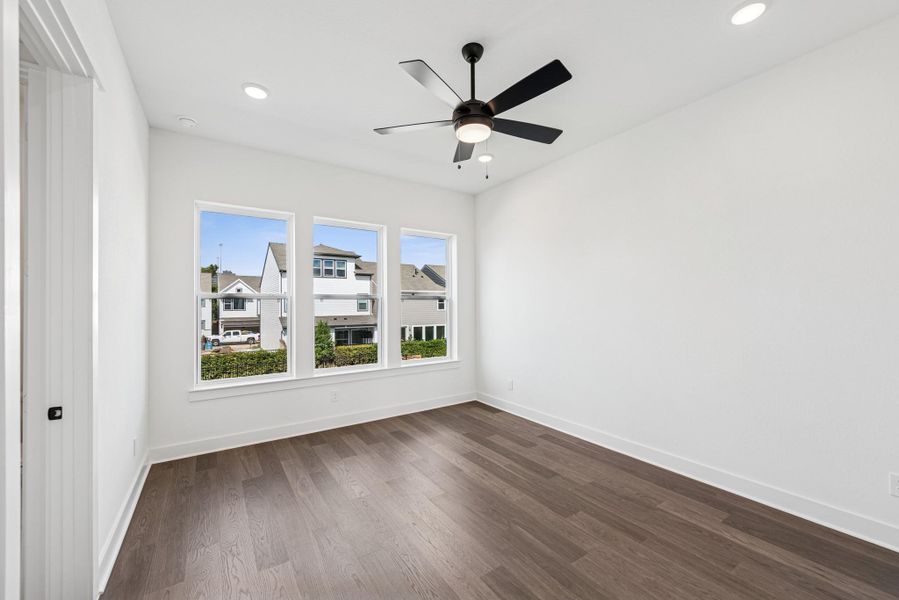 Spacious, unfurnished interior of a new home in Retreat at Oak Park, Houston (Image 15).