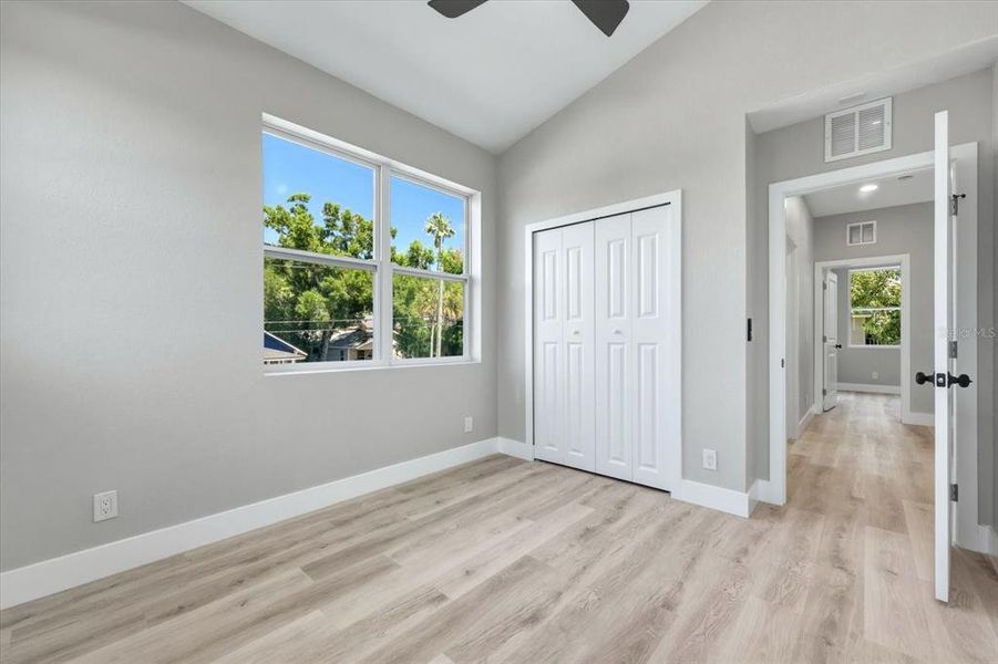 Spacious, unfurnished interior of a new home in , St. Petersburg (Image 27).