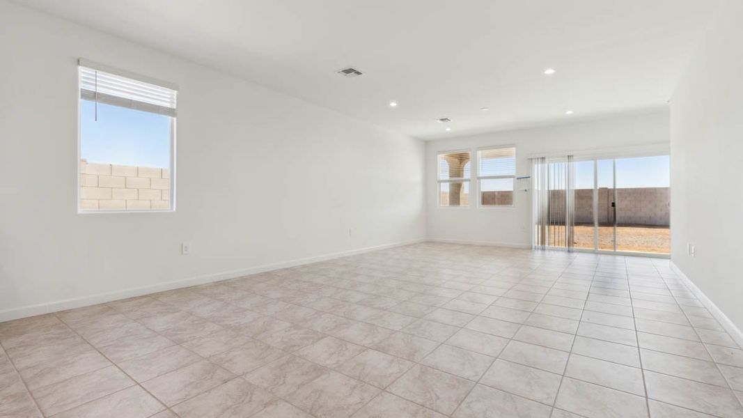 Spacious, unfurnished interior of a new home in Sorrento, Maricopa (Image 12).