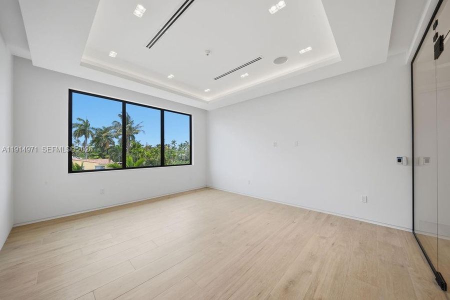 Spacious, unfurnished interior of a new home in , Fort Lauderdale (Image 56).