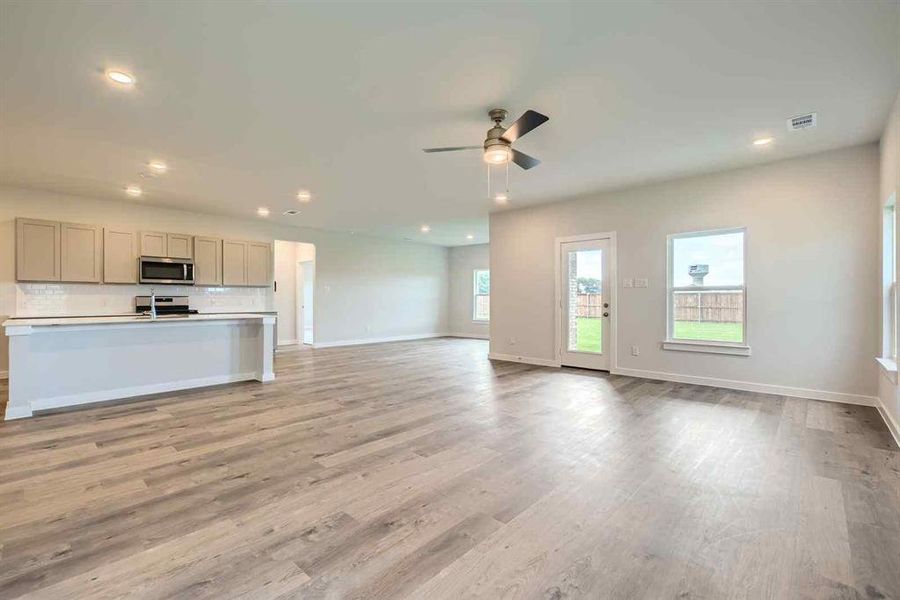 Spacious, unfurnished interior of a new home in The Estates Collection at Overland Grove, Forney (Image 19).