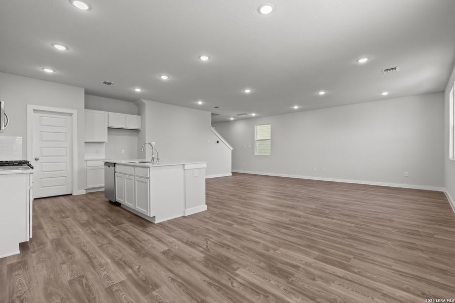 Spacious, unfurnished interior of a new home in Hacienda, San Antonio (Image 8).