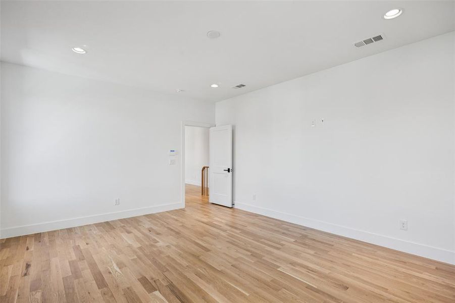 Spacious, unfurnished interior of a new home in , Dallas (Image 32).