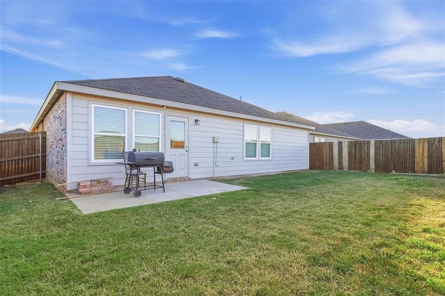 Exterior details and patio area of a home in Newberry Point, Fort Worth (Image 26).