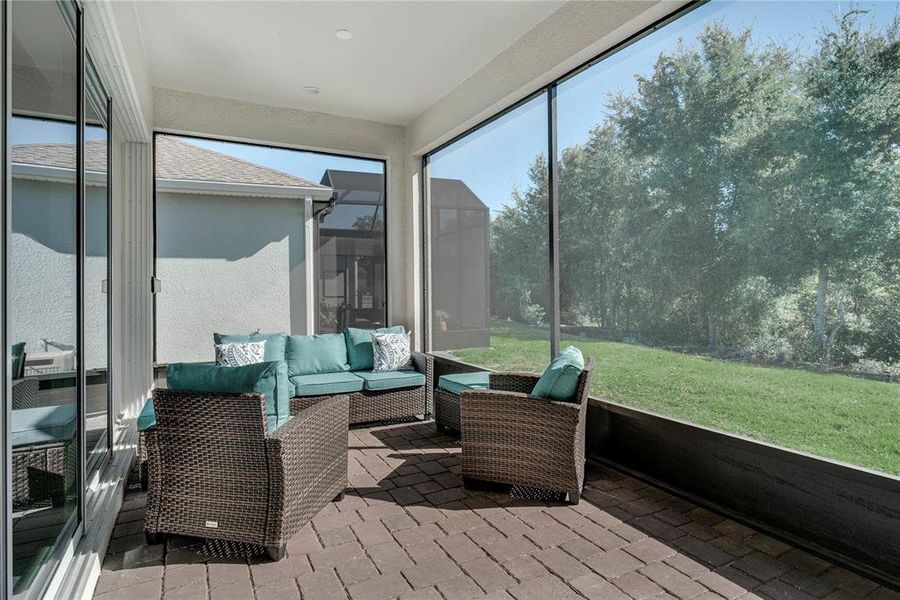 Exterior details and patio area of a home in , Kissimmee (Image 3).