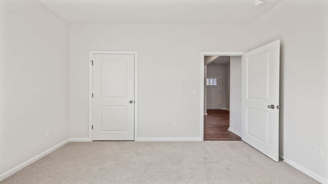 Spacious, unfurnished interior of a new home in Sage Grove, Lyman (Image 15).