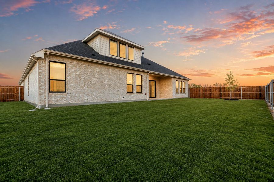 Exterior details and patio area of a home in Kentsdale Farms, DeSoto (Image 3).