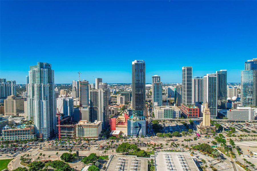 Condo located in Miami, FL showcasing its design and architecture (Image 29).