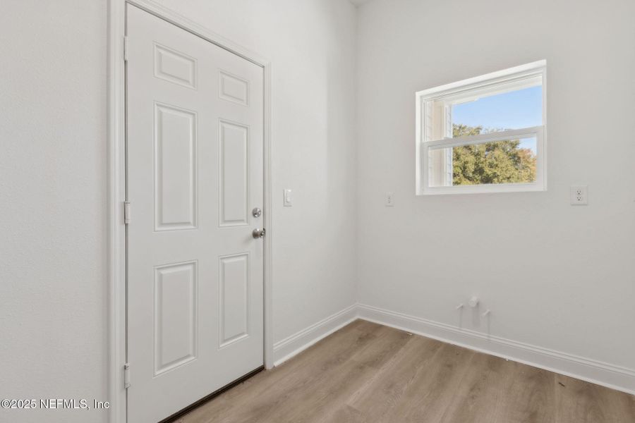 Spacious, unfurnished interior of a new home in , Middleburg (Image 35).