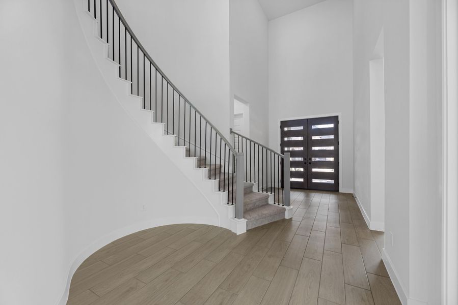 Spacious, unfurnished interior of a new home in Sienna, Missouri City (Image 13).
