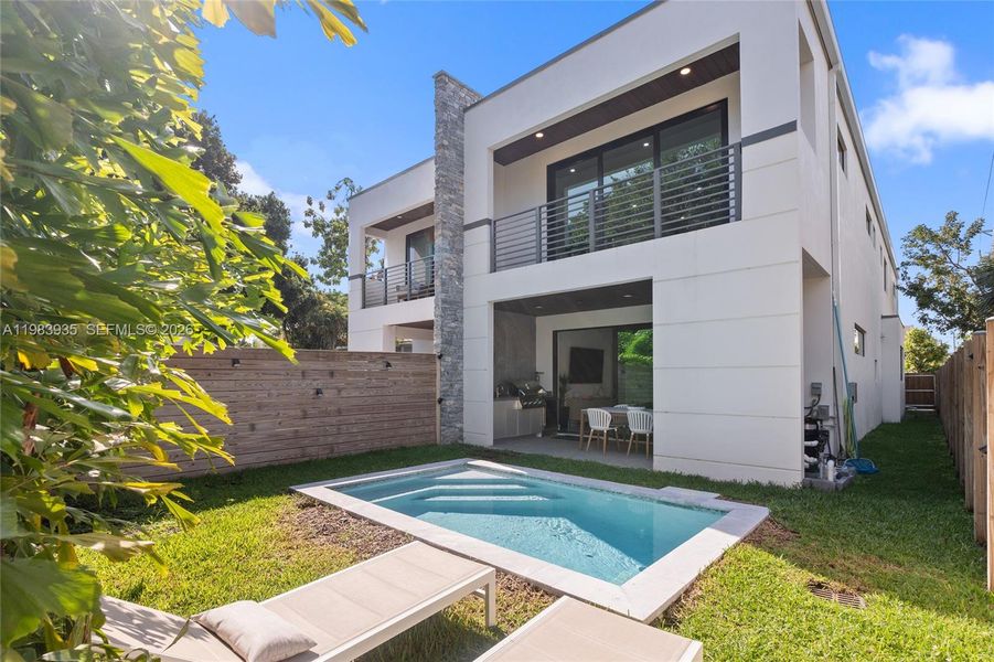 Exterior details and patio area of a home in , Fort Lauderdale (Image 26).
