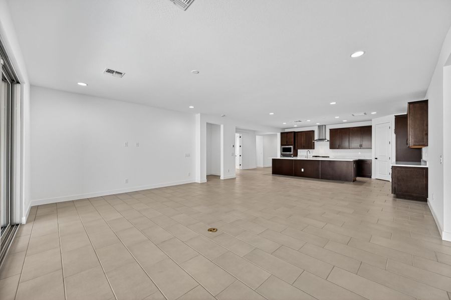 Spacious, unfurnished interior of a new home in Artisan at Asante, Surprise (Image 18).