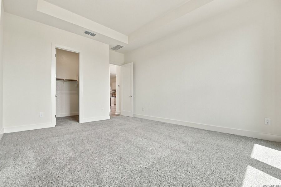 Spacious, unfurnished interior of a new home in Haby Hill 50s, San Antonio (Image 27).