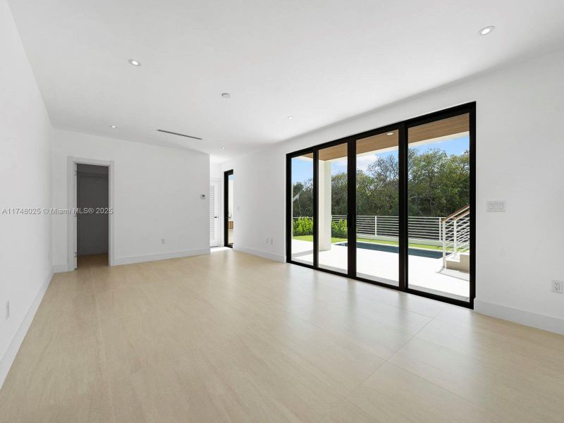 Spacious, unfurnished interior of a new home in , Tavernier (Image 24).