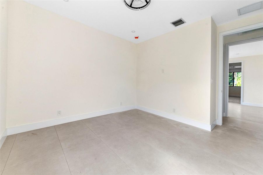 Spacious, unfurnished interior of a new home in , Coconut Creek (Image 26).