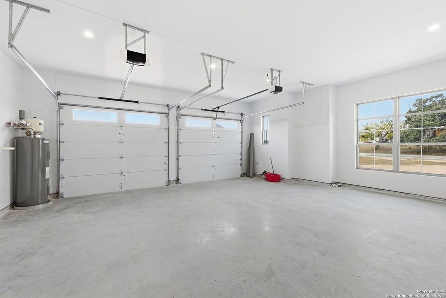 Spacious, unfurnished interior of a new home in , Bandera (Image 38).