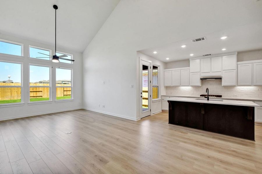 Spacious, unfurnished interior of a new home in Crosswinds, Kyle (Image 17).