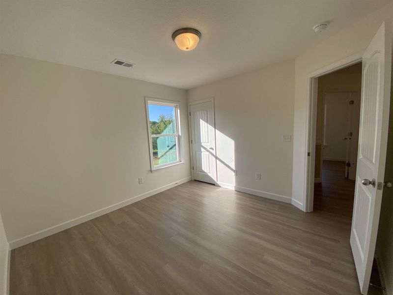 Spacious, unfurnished interior of a new home in Ballentine Ridge, Lyman (Image 36).