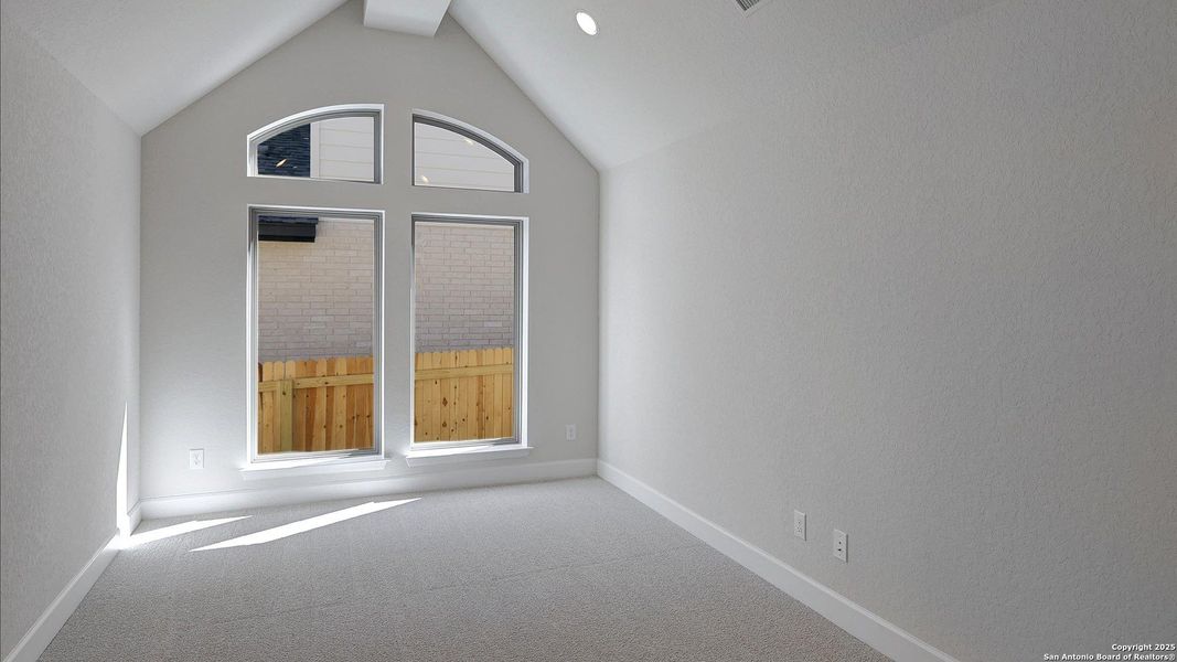 Spacious, unfurnished interior of a new home in Ladera 50', San Antonio (Image 23).