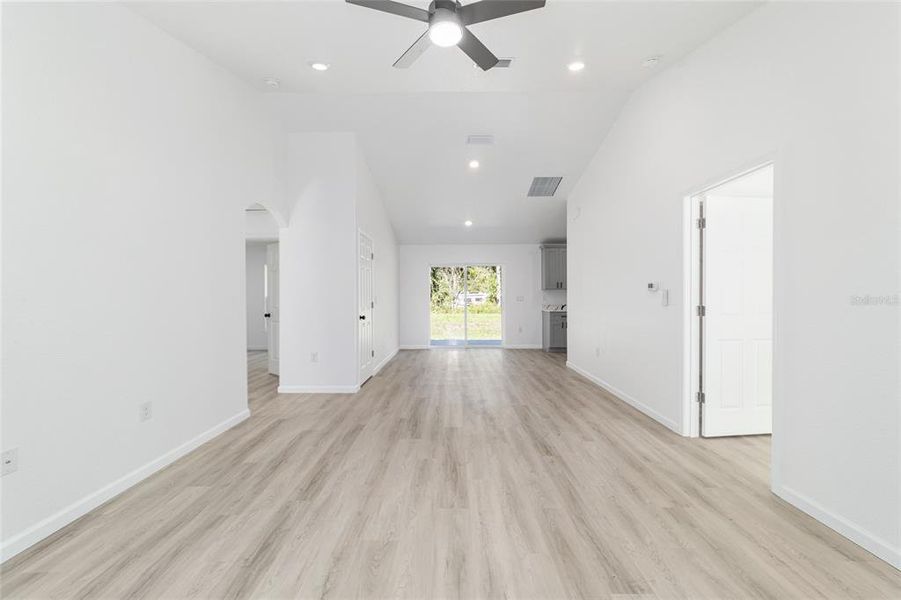 Spacious, unfurnished interior of a new home in , Ocala (Image 9).