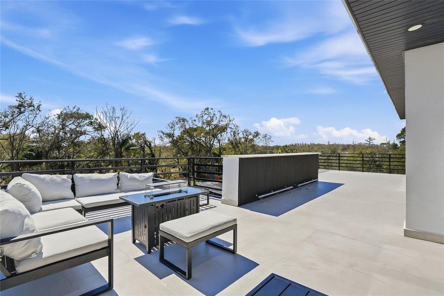 Exterior details and patio area of a home in , Tampa (Image 35).