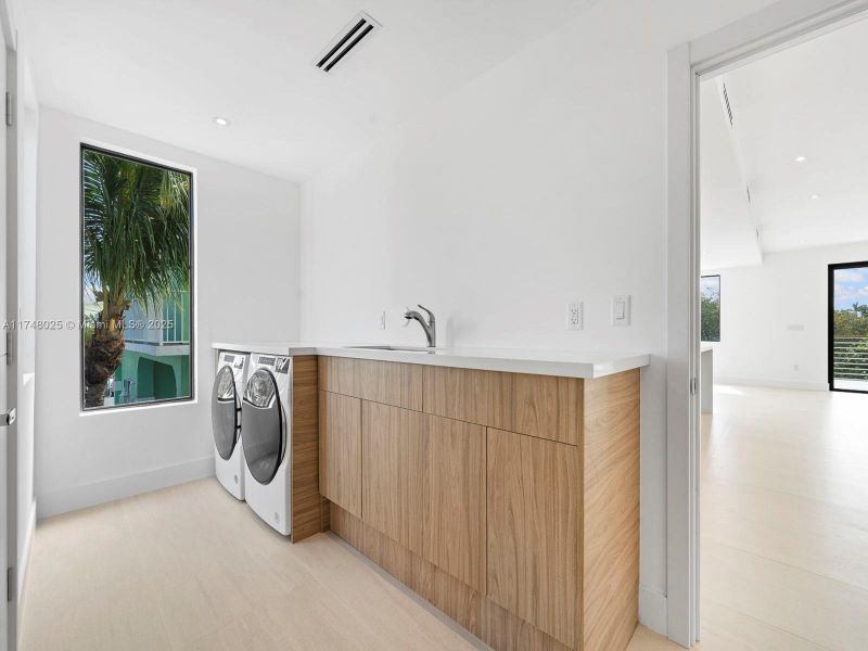 Furnished interior view inside a new home in , Tavernier (Image 9).