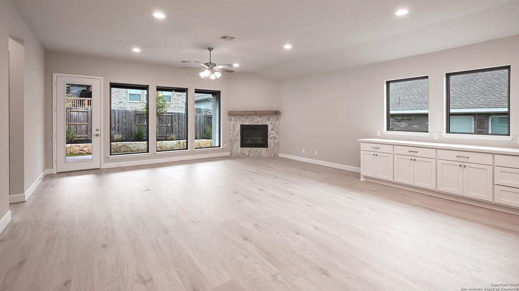 Spacious, unfurnished interior of a new home in Veramendi 60', New Braunfels (Image 21).