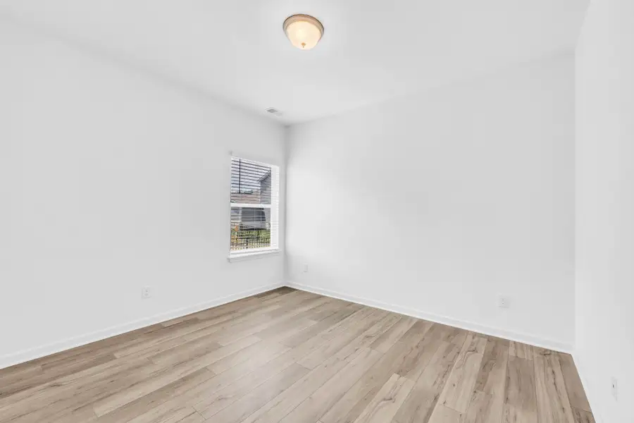 Spacious, unfurnished interior of a new home in Stratford Station, Lebanon (Image 9).