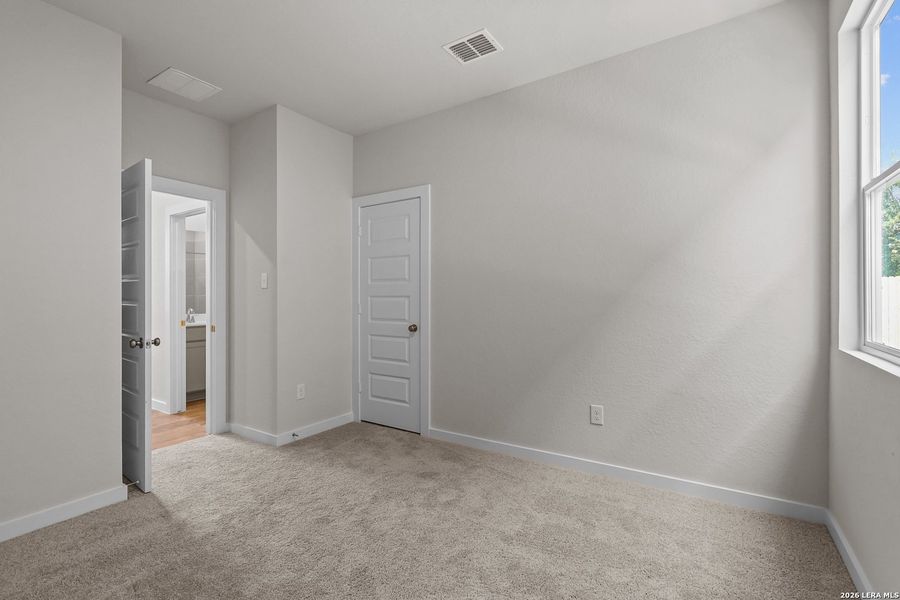 Spacious, unfurnished interior of a new home in Spring Creek, San Antonio (Image 33).