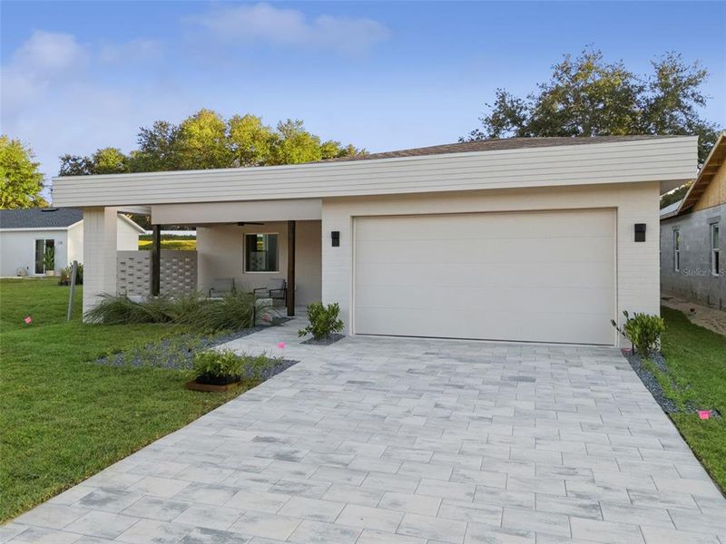Exterior details and patio area of a home in , Lady Lake (Image 26).