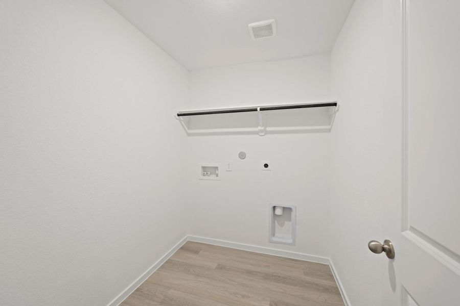 Spacious, unfurnished interior of a new home in Sunterra Lakes, Brookshire (Image 18).