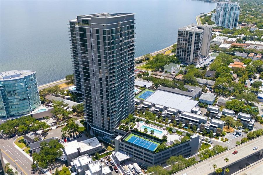 Condo located in Tampa, FL showcasing its design and architecture (Image 4).